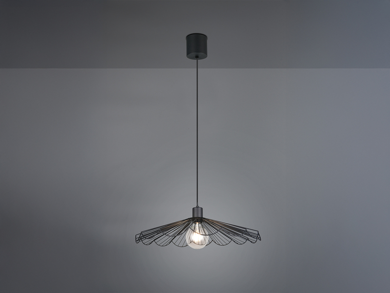 Schwarze Pendelleuchte mit gefächertem Metall-Gitterschirm - eingeschaltet an der Decke montiert