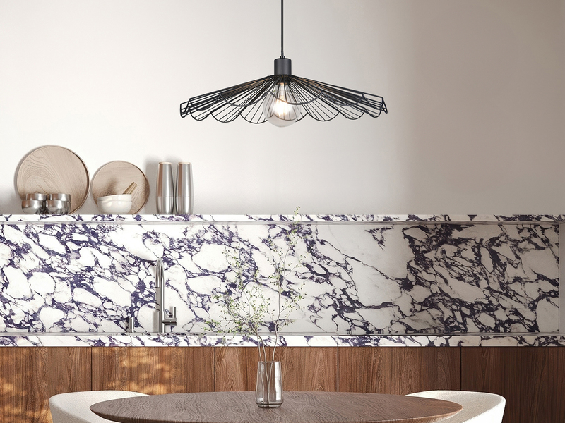 Schwarze Pendelleuchte mit gefächertem Metall Gitterschirm über einem Esstisch