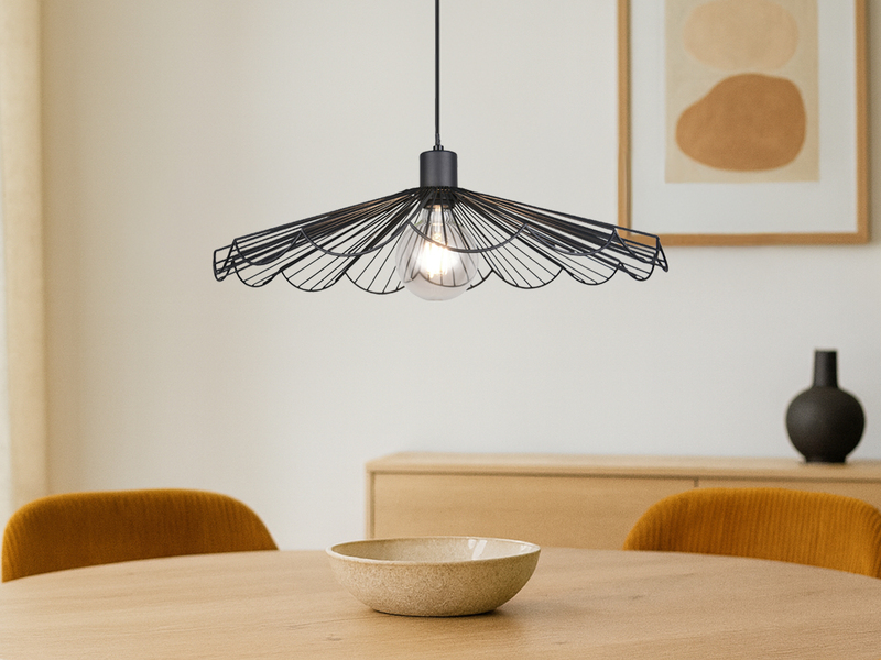 Schwarze Pendelleuchte mit gefächertem Metall Gitterschirm über einem Esstisch