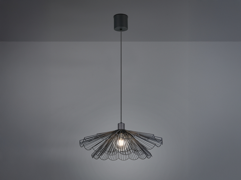 Schwarze Pendelleuchte mit doppelt gefächertem Metall-Gitterschirm - eingeschaltet an der Decke montiert