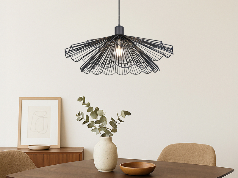 Schwarze Pendelleuchte mit doppelt gefächertem Metall Gitterschirm über einem Esstisch