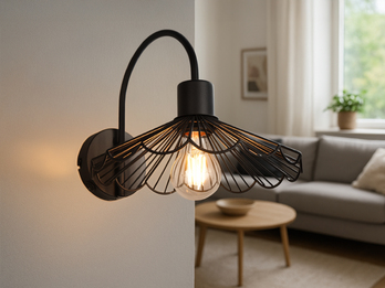 Schwarze Wandleuchte mit Metall-Gitterschirm – Beleuchtungsszene im Wohnzimmer