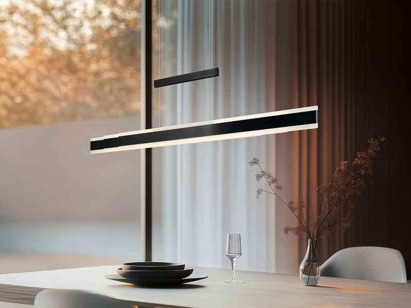 Schwarze LED-Pendelleuchte in linearer Form über Esstisch