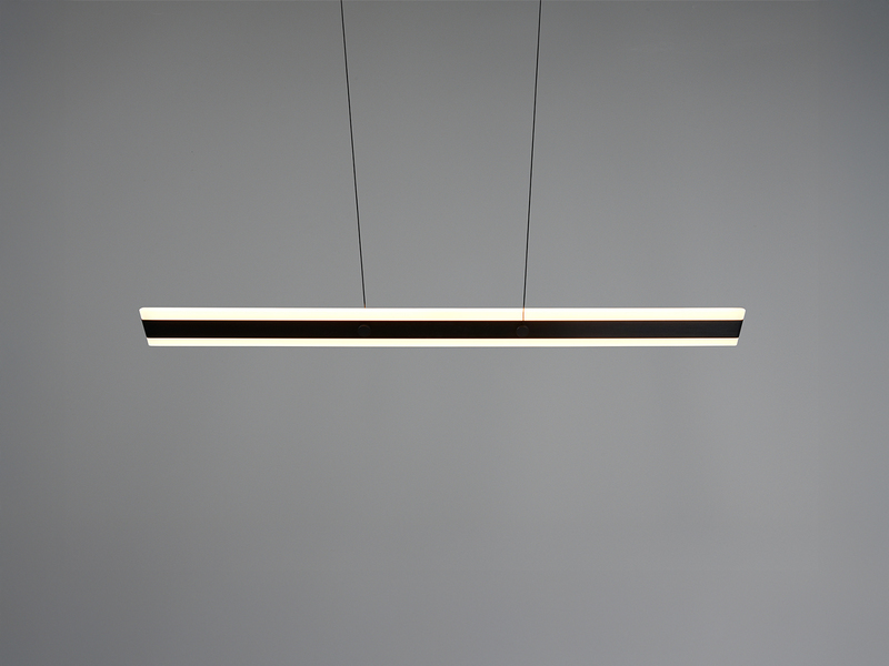 Lineare LED-Pendelleuchte in Schwarz – Frontansicht mit beidseitigem Lichtaustritt