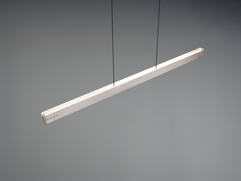 Lineare LED-Pendelleuchte mit eingeschaltetem Licht in schräger Ansicht von oben