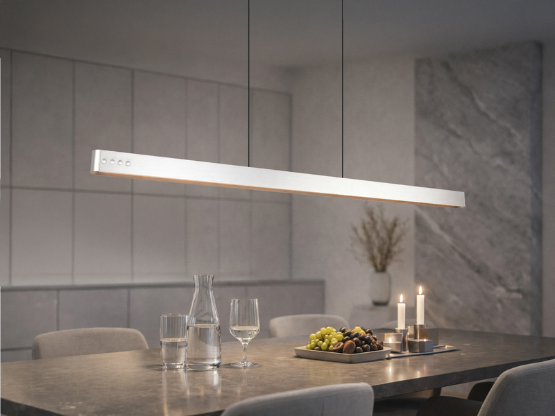 Moderne LED-Pendelleuchte in Silber über einem gedeckten Esstisch