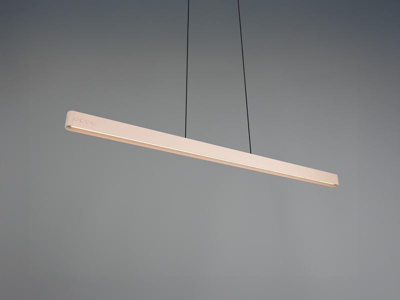 Lineare LED-Pendelleuchte in Beige von schräg unten dargestellt