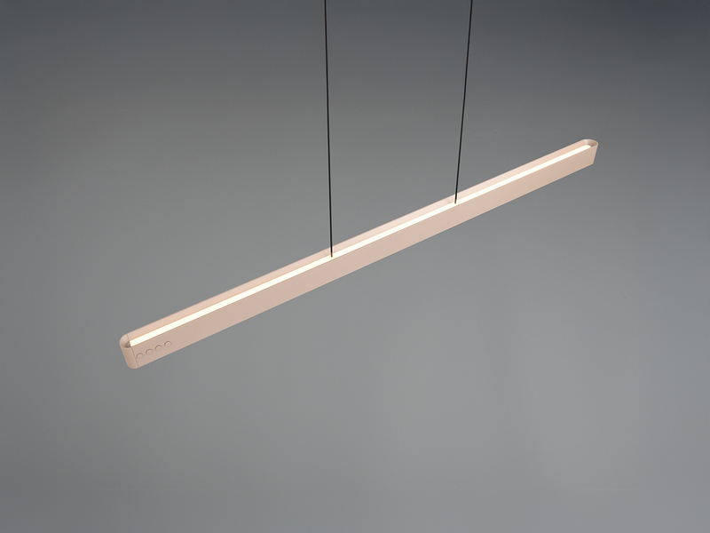 Lineare LED-Pendelleuchte mit eingeschaltetem Licht in schräger Ansicht von oben