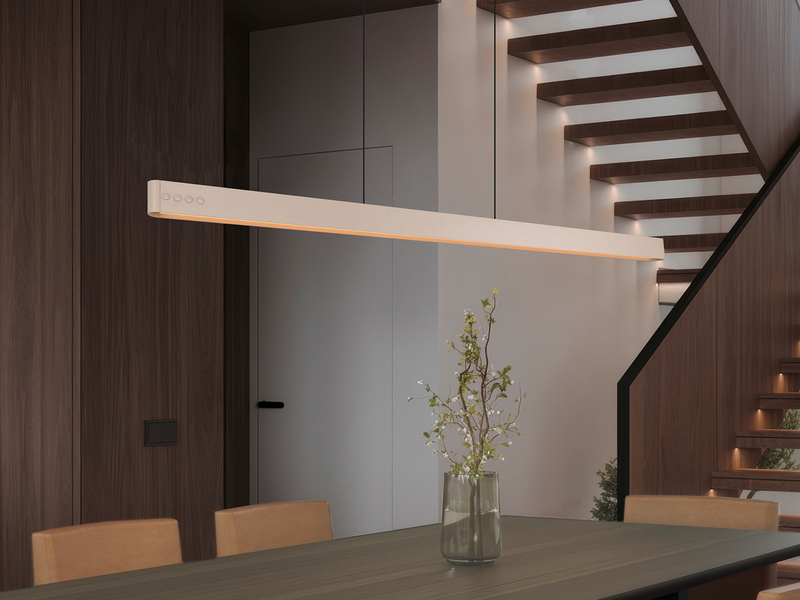 Lineare LED-Pendelleuchte über einem Esstisch