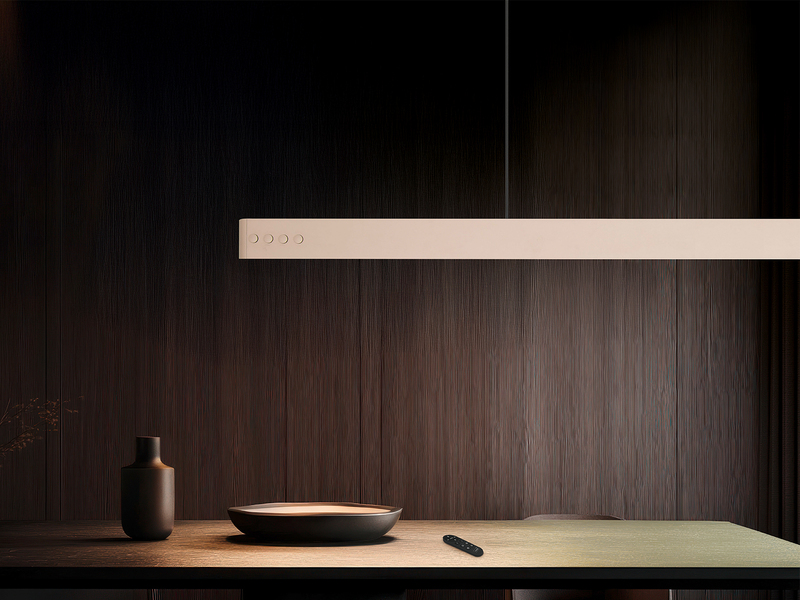 Detailaufnahme der LED-Pendelleuchte über einem dunklen Tisch