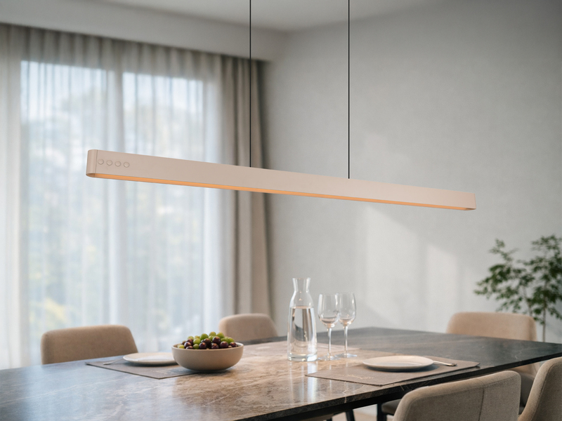 Moderne LED-Pendelleuchte in Beige über einem gedeckten Esstisch