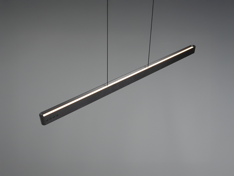 Lineare LED-Pendelleuchte mit eingeschaltetem Licht in schräger Ansicht von oben