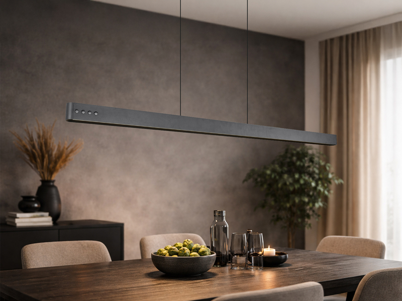 Lineare LED-Pendelleuchte über einem Holzesstisch im Esszimmer