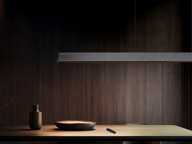 Detailaufnahme der LED-Pendelleuchte über einem dunklen Tisch