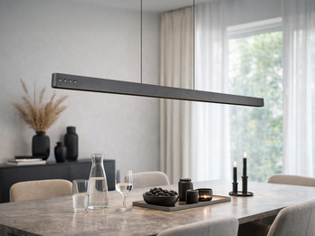 Moderne LED-Pendelleuchte in Schwarz über einem gedeckten Esstisch