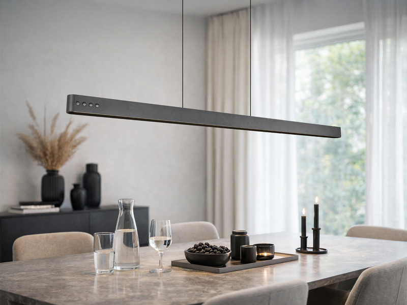 Moderne LED-Pendelleuchte in Schwarz über einem gedeckten Esstisch