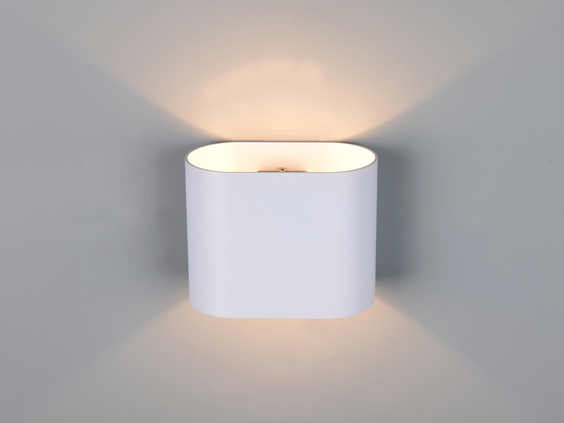 Weiße Wandleuchte mit symmetrischem Lichtaustritt nach oben und unten