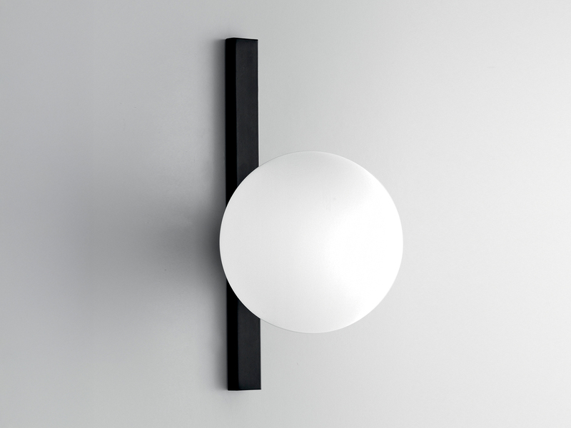 Wandleuchte ENOIRE 1-flammig Schwarz mit Glaskugel Opalweiß, Höhe 28cm