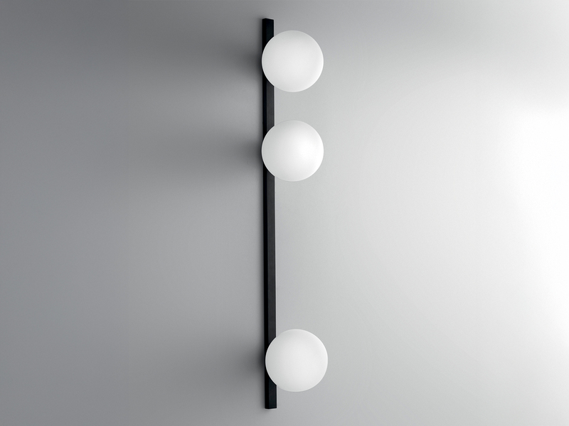 Große Wandleuchte ENOIRE 3-flammig Schwarz mit Glaskugeln Opalweiß, Höhe 90cm