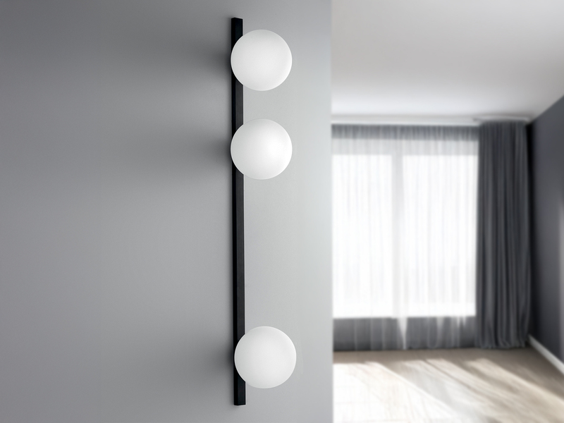 Große Wandleuchte ENOIRE 3-flammig Schwarz mit Glaskugeln Opalweiß, Höhe 90cm