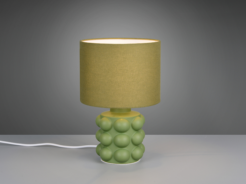 Grüne Retro-Tischleuchte mit kugelförmig strukturiertem Keramikfuß und Stoffschirm angeschaltet