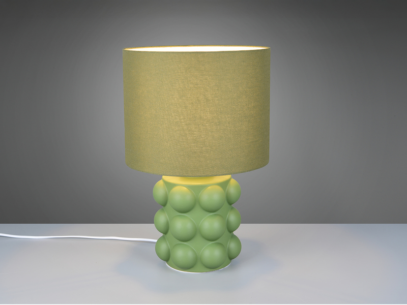 große grüne Retro-Tischleuchte mit kugelförmig strukturiertem Keramikfuß und Stoffschirm angeschaltet