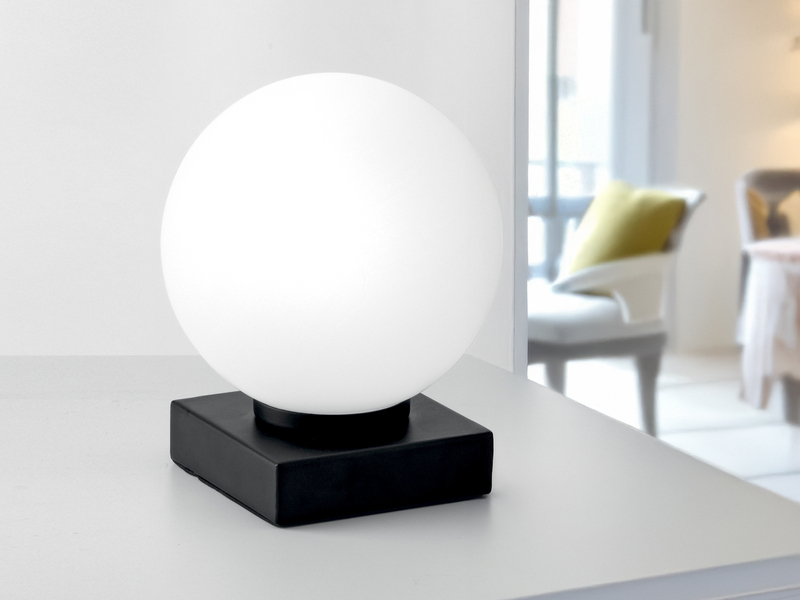 Kleine Tischleuchte ENOIRE Schwarz mit Glaskugel in Opalweiß, Höhe 17,5cm