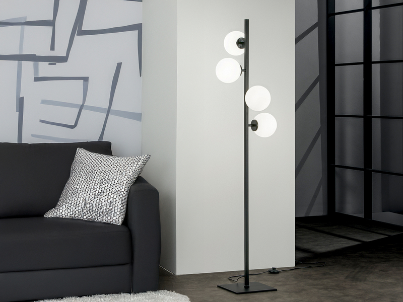 Stehlampe ENOIRE 4-flammig Schwarz mit Glaskugeln in Opalweiß, Höhe 150cm