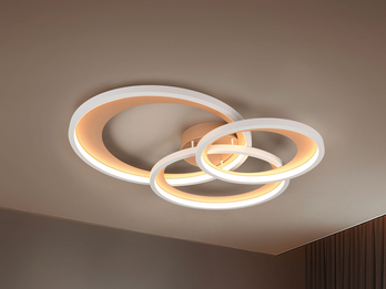 Moderne LED-Deckenleuchte mit drei Leuchtringen an Zimmerdecke montiert