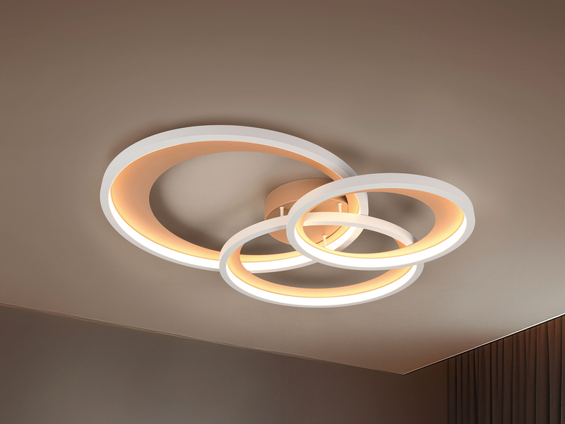 Moderne LED-Deckenleuchte mit drei Leuchtringen an Zimmerdecke montiert