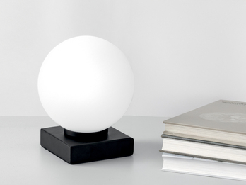 Kleine LED Tischleuchte Schwarz mit Glaskugel in Opalweiß, Höhe 17,5cm