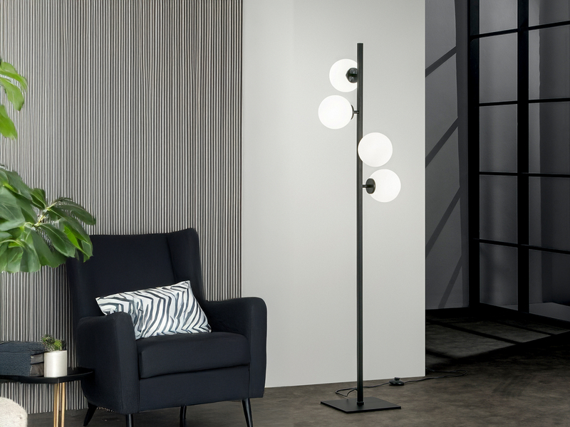 LED Stehlampe 4-flammig Schwarz mit Glaskugeln in Opalweiß, Höhe 150cm