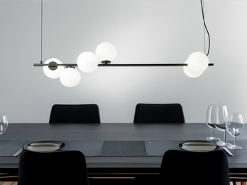 LED Pendelleuchte 6-flammig Schwarz mit Glaskugeln in Opalweiß, Breite 120cm