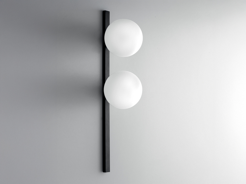 LED Wandleuchte 2-flammig Schwarz mit Glaskugeln in Opalweiß, Höhe 60cm