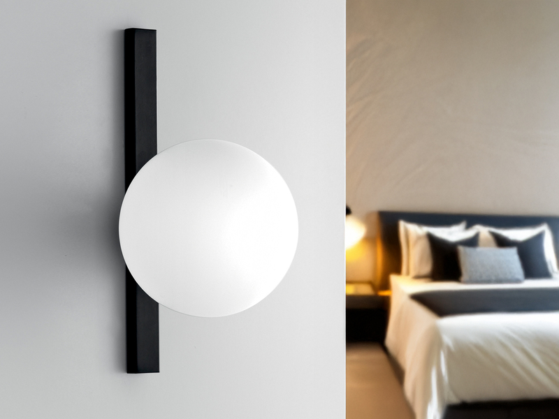 LED Wandleuchte 1-flammig Schwarz mit Glaskugel Opalweiß, Höhe 28cm