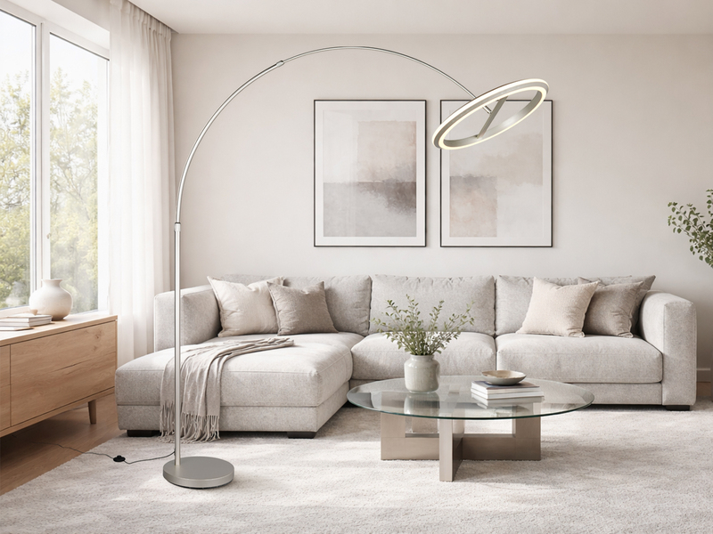 Große LED-Bogenstehleuchte in Silber mit ringförmigem Leuchtenkopf – Anwendungsbeispiel Wohnzimmer modern