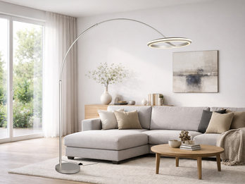 LED-Bogenstehleuchte in Silber– Anwendungsbeispiel Wohnzimmer