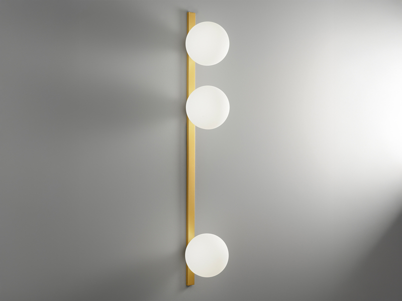 Große Wandleuchte ENOIRE 3-flammig Gold mit Glaskugeln Opalweiß, Höhe 90cm