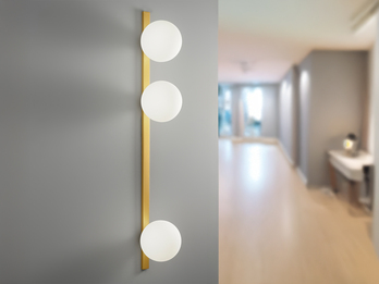 Große Wandleuchte ENOIRE 3-flammig Gold mit Glaskugeln Opalweiß, Höhe 90cm