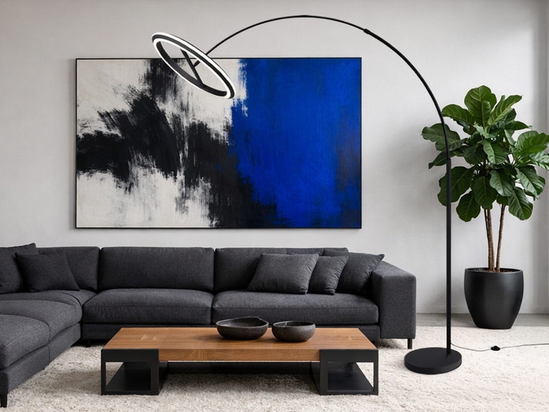 Große LED-Bogenstehleuchte in Schwarz mit ringförmigem Leuchtenkopf – Anwendungsbeispiel Wohnzimmer modern