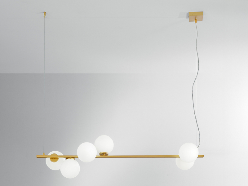 Pendelleuchte ENOIRE 6-flammig Gold mit Glaskugeln in Opalweiß, Breite 120cm