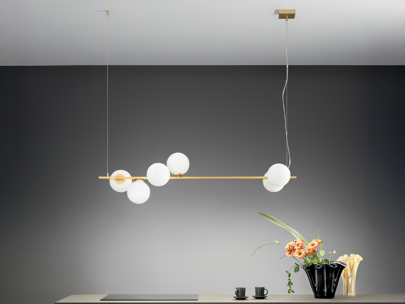 Pendelleuchte ENOIRE 6-flammig Gold mit Glaskugeln in Opalweiß, Breite 120cm
