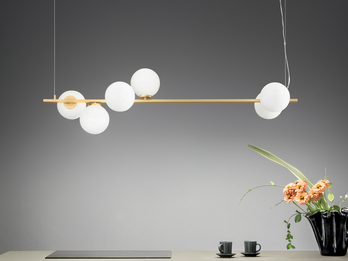 Pendelleuchte ENOIRE 6-flammig Gold mit Glaskugeln in Opalweiß, Breite 120cm