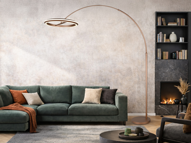 Große LED-Bogenstehleuchte in Coffee mit ringförmigem Leuchtenkopf – Anwendungsbeispiel Wohnzimmer modern