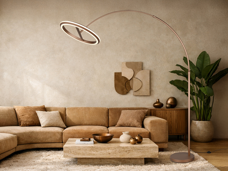 Große LED-Bogenstehleuchte in Coffee mit ringförmigem Leuchtenkopf – Anwendungsbeispiel Wohnzimmer modern