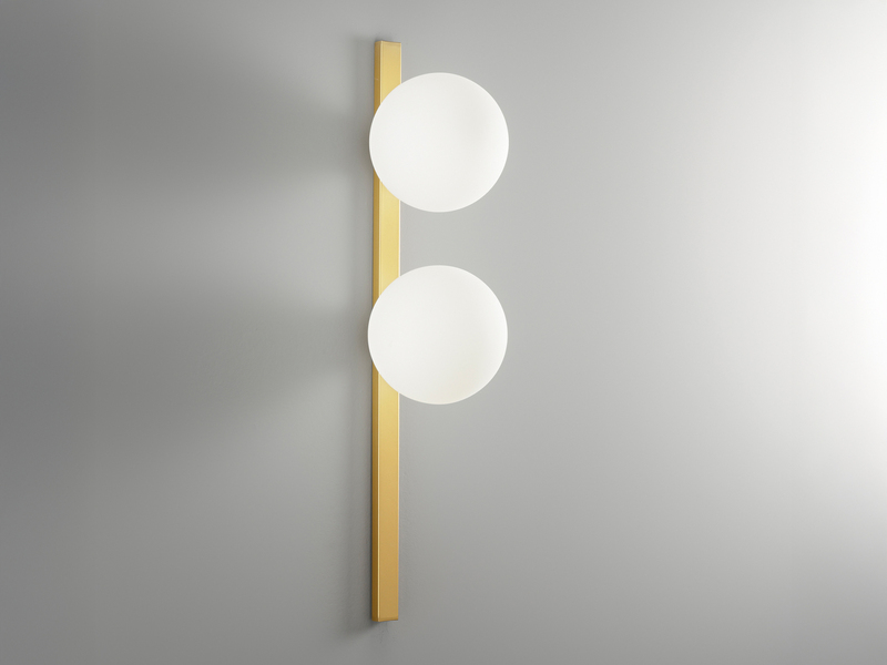 LED Wandleuchte 2-flammig Gold mit Glaskugeln in Opalweiß, Höhe 60cm