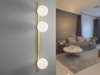Große LED Wandleuchte 3-flammig Gold mit Glaskugeln Opalweiß, Höhe 90cm