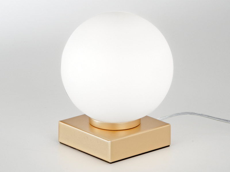 Kleine LED Tischleuchte Gold mit Glaskugel in Opalweiß, Höhe 17,5cm
