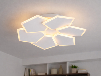 LED-Deckenleuchte in Weiß mit geometrischen Leuchtflächen im Wohnzimmer