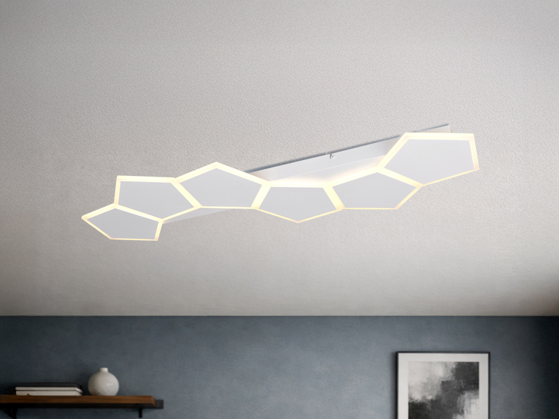 Längliche weiße LED-Deckenleuchte mit polygonalen Lichtflächen im Wohnraum
